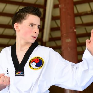 chico practicando taekwondo